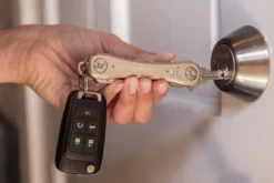 KeySmart Pro - Kompakter Schlüsselhalter Mit Tile Für 14 Schlüssel - Gold -Koffer Verkaufs-Shop compressed 527