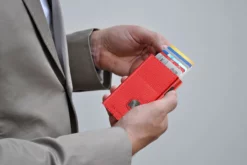 Wallet Click & Slide Portemonnaie Rhombus Coral/Red 13 Wallet Click & Slide Portemonnaie Rhombus Coral/Red -Koffer Verkaufs-Shop compressed inUse Rhombus Coral red1